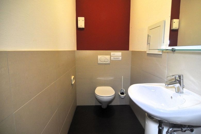 Praxis- oder Bürofläche mit Penthouse-Feeling im modernen Ärztehaus – Weiteres WC