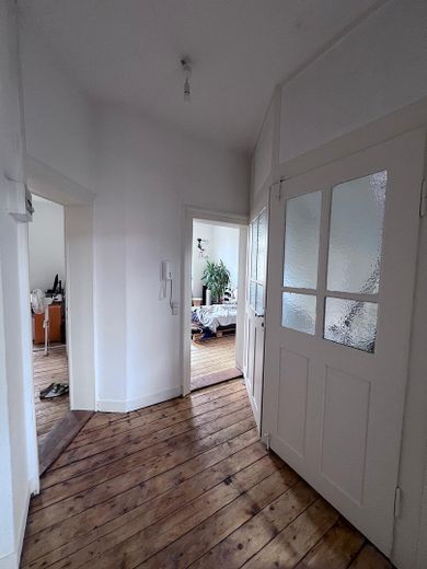 Gepflegter Altbau mit 5 Parteien, Dielen & 3 m Raumhöhe in Toplage mit Entwicklungspotential – 3. OG Flur
