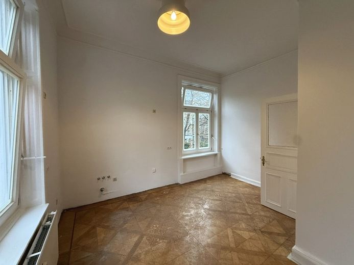 Stilvolle 2 Zimmer Altbauwohnung in der Belleetage in Hamburg-Harvestehude - – Großzügiger Küchenbereich