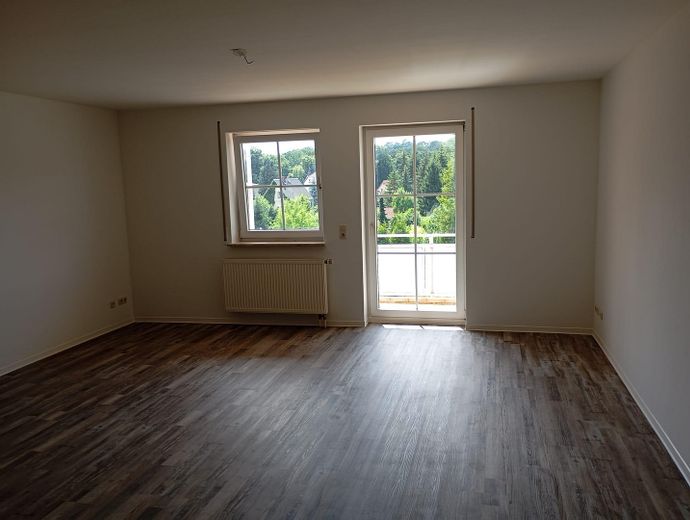 Komplett neu renovierte 2-Zimmer Wohnung im 1.OG mit Balkon – Wohnzimmer