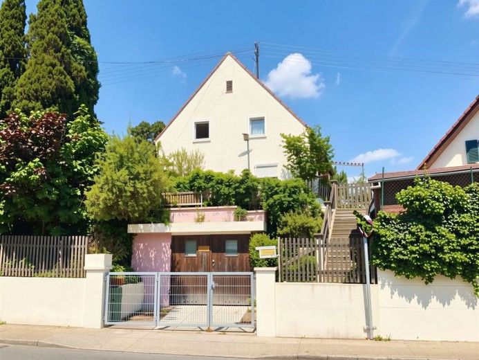 Viele Optionen, älteres EFH mit nur 400 m² oder ggfs. 1.279 m² Grundstück (z.B. für 2-NB-DHH) – Photo 1