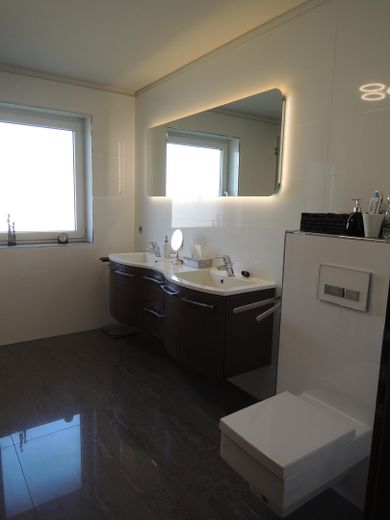 Modernes Zuhause – Hauptbadezimmer OG