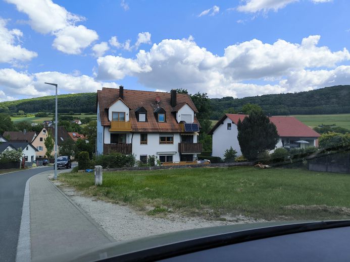 Schöne 3 Zimmer Dachgeschosswohnung mit Weitblick in ruhiger Lage in 91238 Offenhausen – Foto 1