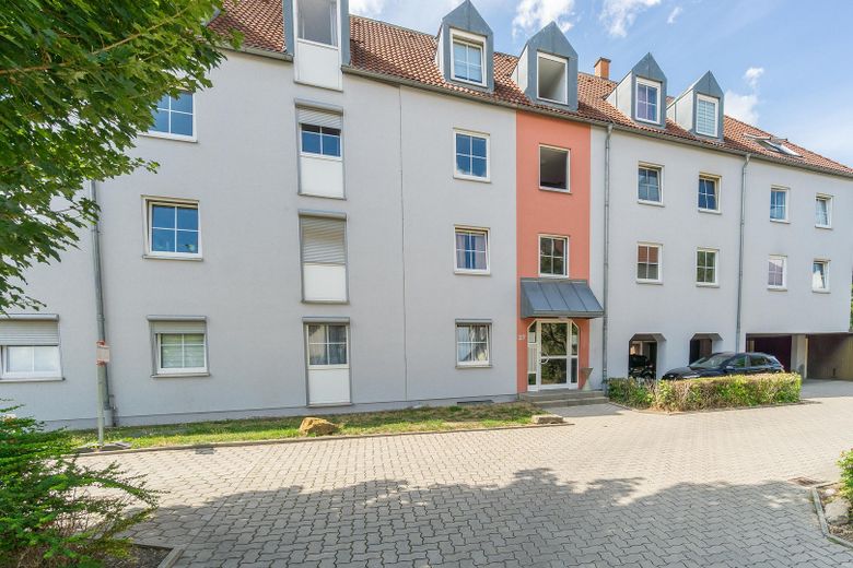 Lista para entrar a vivir o una excelente inversión: apartamento luminoso en una ubicación céntrica – Außenansicht