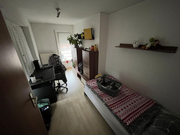 Zentral, gepflegte 3,5 Zimmerwohnung mit Balkon + Tiefgarage – Büro/Schlafzimmer