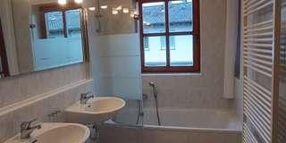 Badezimmer mit Badewanne