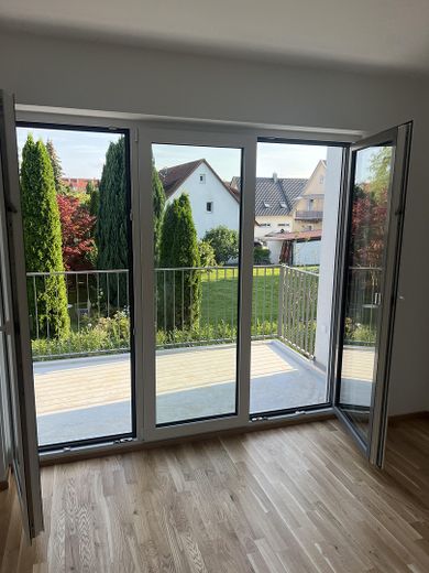 Abitare sentendosi bene: moderno appartamento di 3 locali con balcone – Ausblick