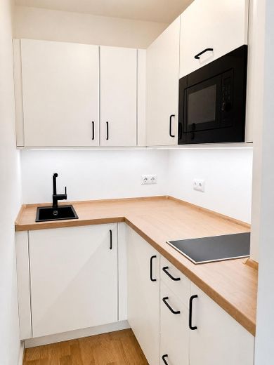First occupancy after modernization: Partially furnished 1-room apartment in Munich-Sendling – Einbauküche