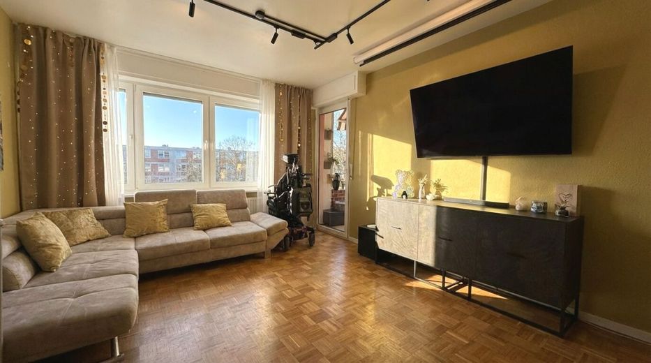 Kapitalanlage Düsseldorf-Golzheim: 3-Zimmer-Wohnung, vermietet &amp; wertstabil – Wohnzimmer