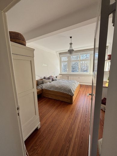 Außergewöhnliche Dachgeschosswohnung (135 m²) in historischer Villa in Aumühle – Helles Schlafzimmer