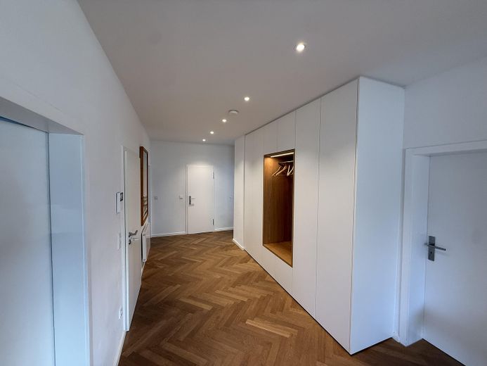 Hochwertig renovierte Erdgeschosswohnung am Mulang – 157 m², Wintergarten, Terrasse & 2 Bäder – Diele