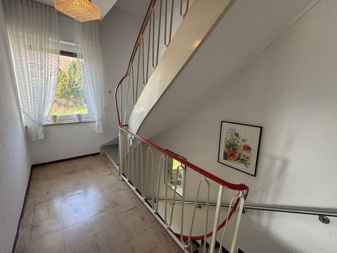 Viel Raum für Ideen: Zweifamilienhaus mit großem Garten, Garagen und Nebengebäude in Gohfeld – Treppenhaus im OG