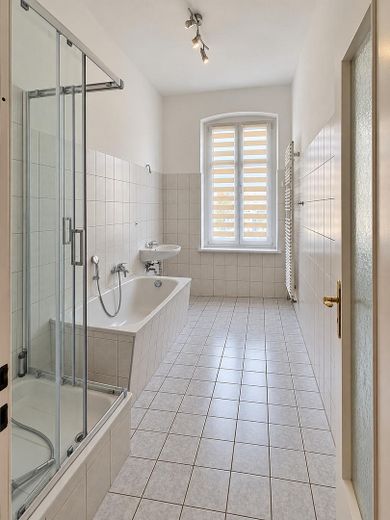 Luminoso appartamento d’epoca con 2 locali e ampio balcone esposto a sud in posizione centrale – Bad mit Dusche und Wanne