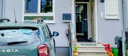 Modernisiertes Reihenmittelhaus mit Garten, Sauna und Photovoltaikanlage – Haus Frontansicht