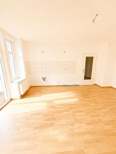 Helle 2-Zimmer Wohnung mit Balkon - barrierefrei mit Fahrstuhl – Küche, Essen, Wohnen 