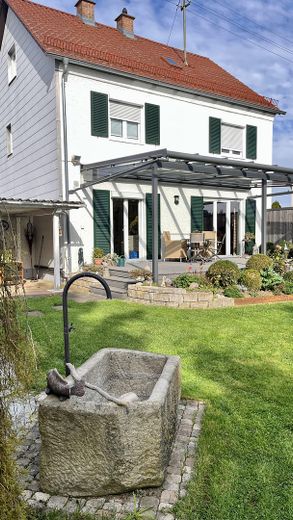 Neuwertig saniertes EFH mit großem Grund in bester Lage - provisionsfrei – Stilvolle Gartengestaltung