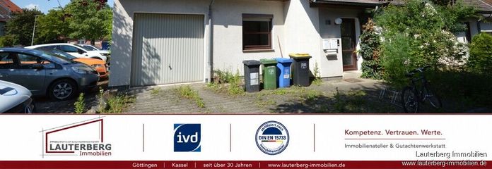 Außenansicht mit Garage