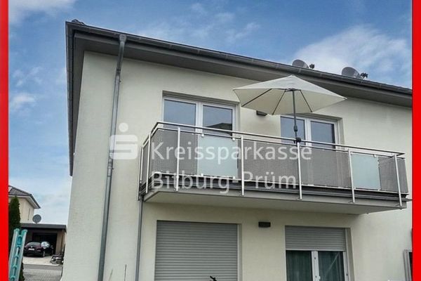 Moderno apartamento en propiedad con bajos gastos adicionales, balcón y plaza de aparcamiento