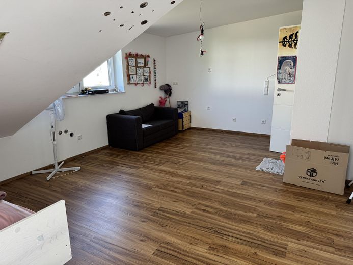 Lichtdurchflutetes Zweifamilienwohnhaus, komplett saniert 2021 in ruhiger Lage von Herrenberg – Kind 2 im DG