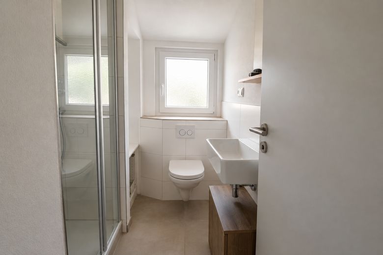 Piso de 2 habitaciones reformado con alta calidad | 47,5 m² | cocina nueva | sin comisión – Dusche/WC
