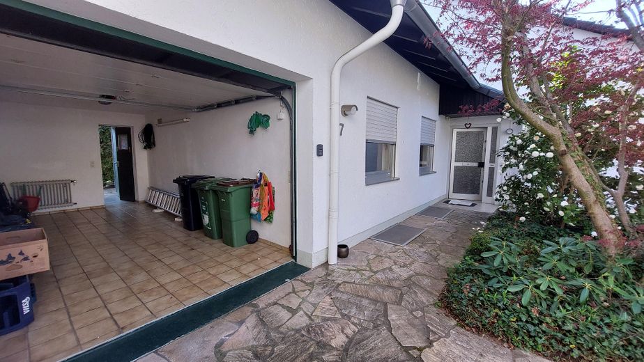Garage mit Vordereingang