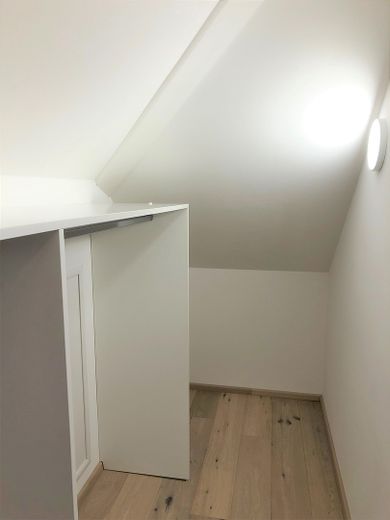 Exklusive Dachgeschosswohnung mit 2 Zimmern sowie Loggia in bevorzugter Lage von Plön – begehbarer Kleiderschrank