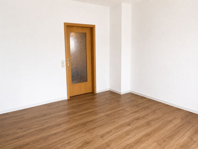 Clevere Kapitalanlage: Charmante 1-Zimmer-Wohnung in der Nähe historischer Kirche – Wohnzimmer