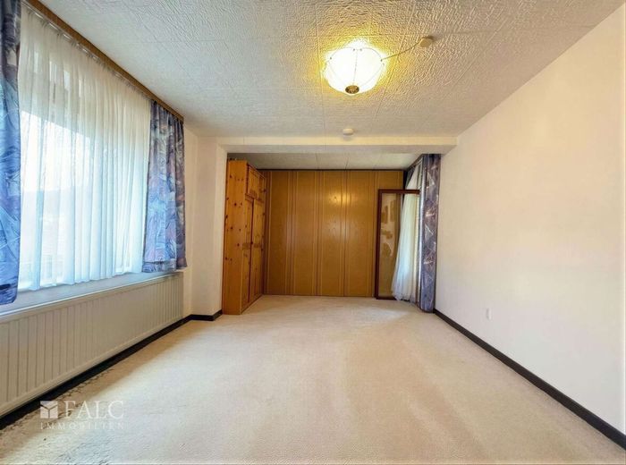 ***Blick auf die Burg Plesse - Haus mit Doppelgarage und üppiger Terrasse in Eddigehausen*** – Schlafzimmer EG