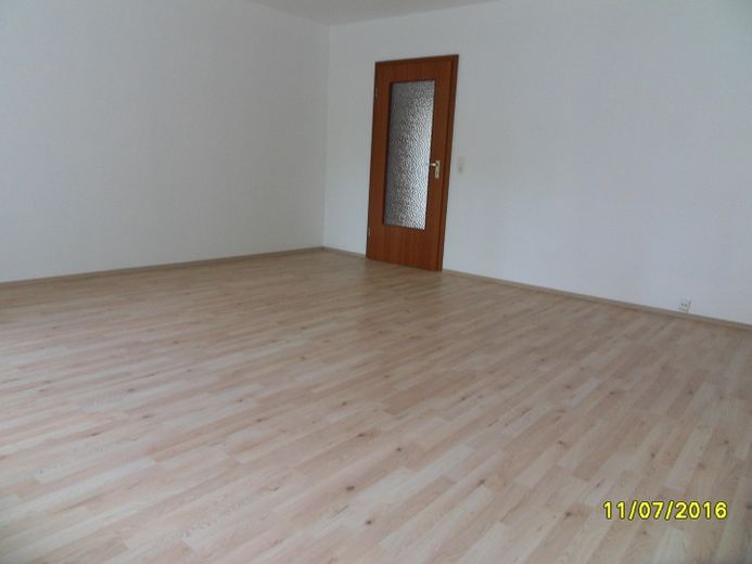 Helle 3,5-Zimmerwohnung mit komplett saniertem Badewannebad mit Fenster und sonnigem SÜD-WEST-Balkon – Wohnzimmer