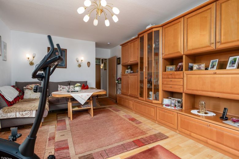 3-Zimmer-Erdgeschosswohnung in Wallgau mit Terrasse, Hobbyraum &amp; Garage – Wohnzimmer Ansicht 2