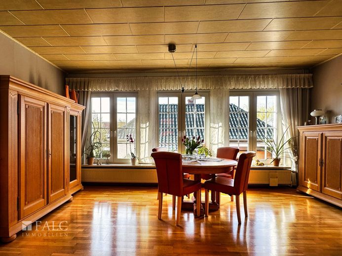 *Reserv.* Familienfreundliches Einfamilienhaus mit großem Grundstück und Doppelgarage – Wohnzimmer