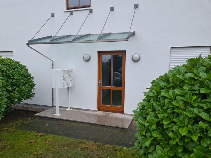 Lichtdurchflutete 3-Zi.-EG-Wohnung in Strandnähe in Pelzerhaken – Hauseingang