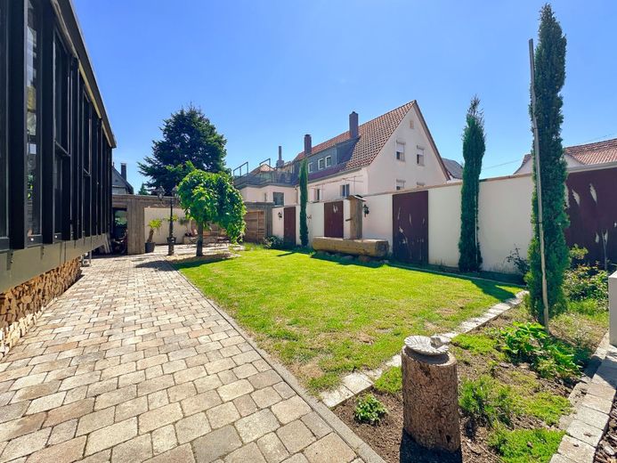 ABSOLUTES EINZELSTÜCK - kernsaniert, ruhig gelegen, mit herausragender Ausstattung – Garten