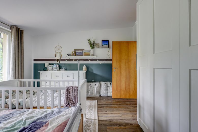 Doğal çevreyle uyumlu arsada, ahşap karkas yapı tekniğiyle inşa edilmiş müstakil aile evi – Schlafzimmer 1