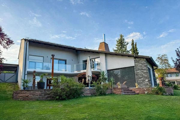 Architect-designed villa with a dream view in a prime location in Hof