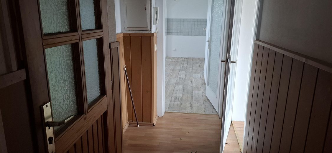 4-Raum-DG-Wohnung mit Garage in Kretzschau – Flur zur Küche