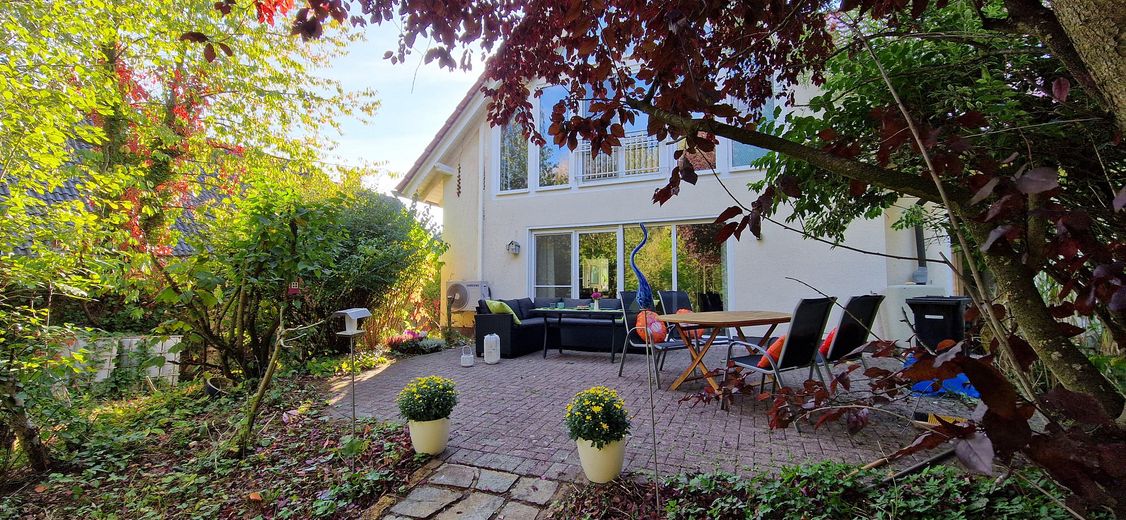 EFH / großer Hausteil mit EBK, Kamin, 2 Terrassen und traumhaftem Garten in direkter Seenähe 🌊 – Terrasse am Wohnzimmer