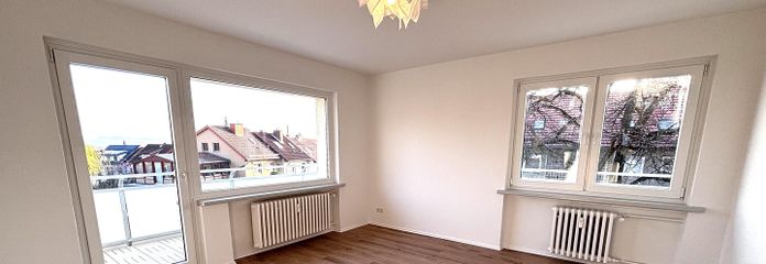 Frisch modernisierte 3-Zimmer-Wohnung mit Weitblick – Wohnzimmer