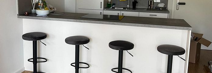 - Like new - bright 2-room apartment after first occupancy - KfW 40+, fitted kitchen, balcony – Küche mit Kochinsel