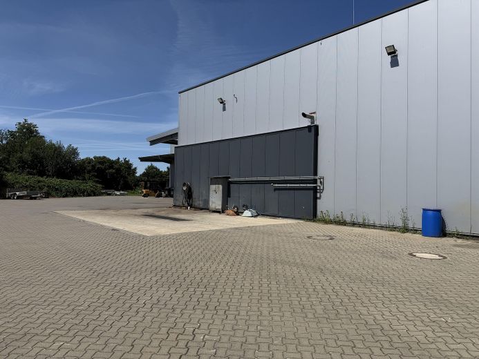 Modernes Technikcenter mit Ausstellungshalle und großem Grundstück direkt an der B444 – Waschplatz