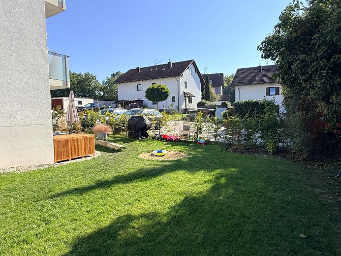 Ogród marzeń w nowym budownictwie: ekskluzywne 3-pokojowe mieszkanie na parterze z ogromnym prywatnym ogrodem i kuchnią – Freie Sicht im Garten