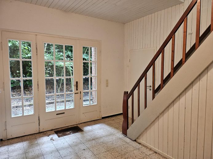 Bauernhaus mit bezauberndem Garten – Haupteingang mit Treppe zum DG