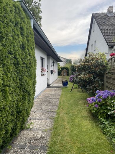 Viel Raum für Ihr Leben – Zuwegung Hauseingang