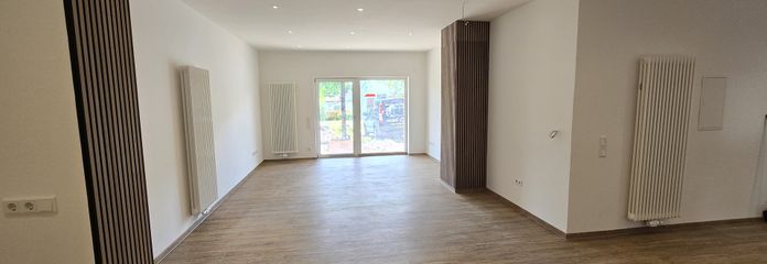 Bonito apartamento de 2,5 habitaciones con terraza y jardín / adaptado para silla de ruedas – Wohnzimmer