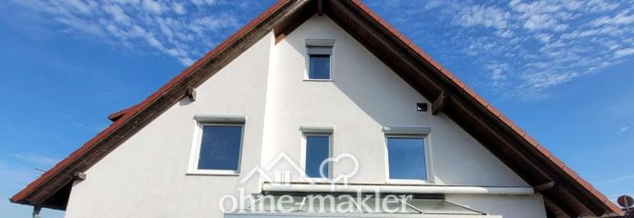Простора половина зблокованого будинку із зимовим садом