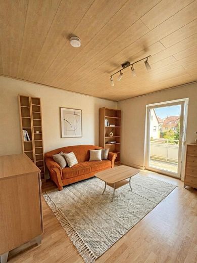 Lichtdurchflutete 2-Zimmer-Wohnung mit Balkon, modernem Bad & Top-Anbindung in Wiesbaden-Schierstein – Wohnzimmer