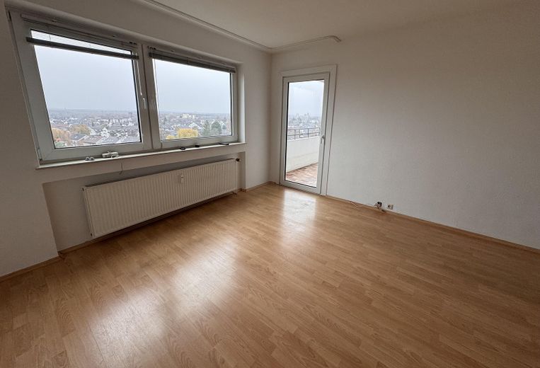 Moderne 3-Zimmer Wohnung mit Balkon im 10. OG in Köln-Eil (Porz) – Wohnzimmer