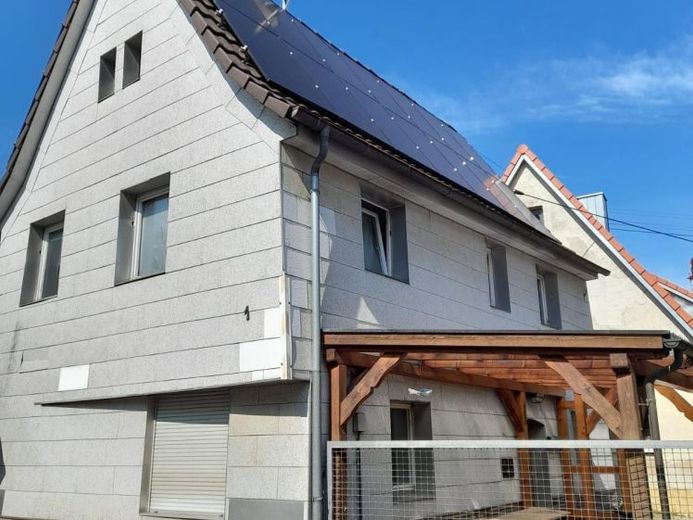 Bezugsfreies Einfamilienhaus mit Potenzial und Solaranlage – Foto 1