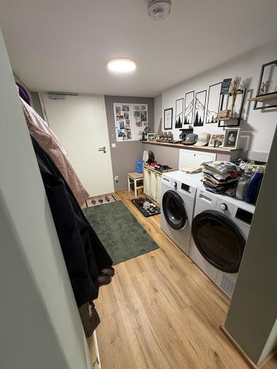 Rarità storica sulla piazza del mercato: appartamento di 3 locali completamente ristrutturato con accogliente balcone – Eingangsbereich