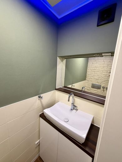 Piso split-level de alta calidad con carácter de casa en una ubicación privilegiada de Junkersdorf – Gäste WC EG
